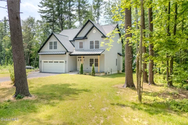 $669,900 | 233 Pinewood Avenue, Guilderland, NY 12303