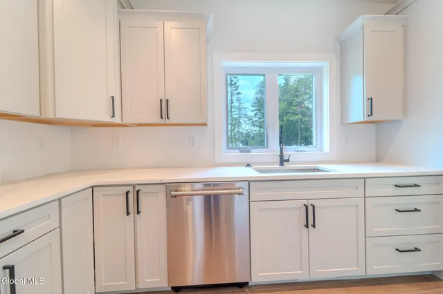 $669,900 | 233 Pinewood Avenue, Guilderland, NY 12303