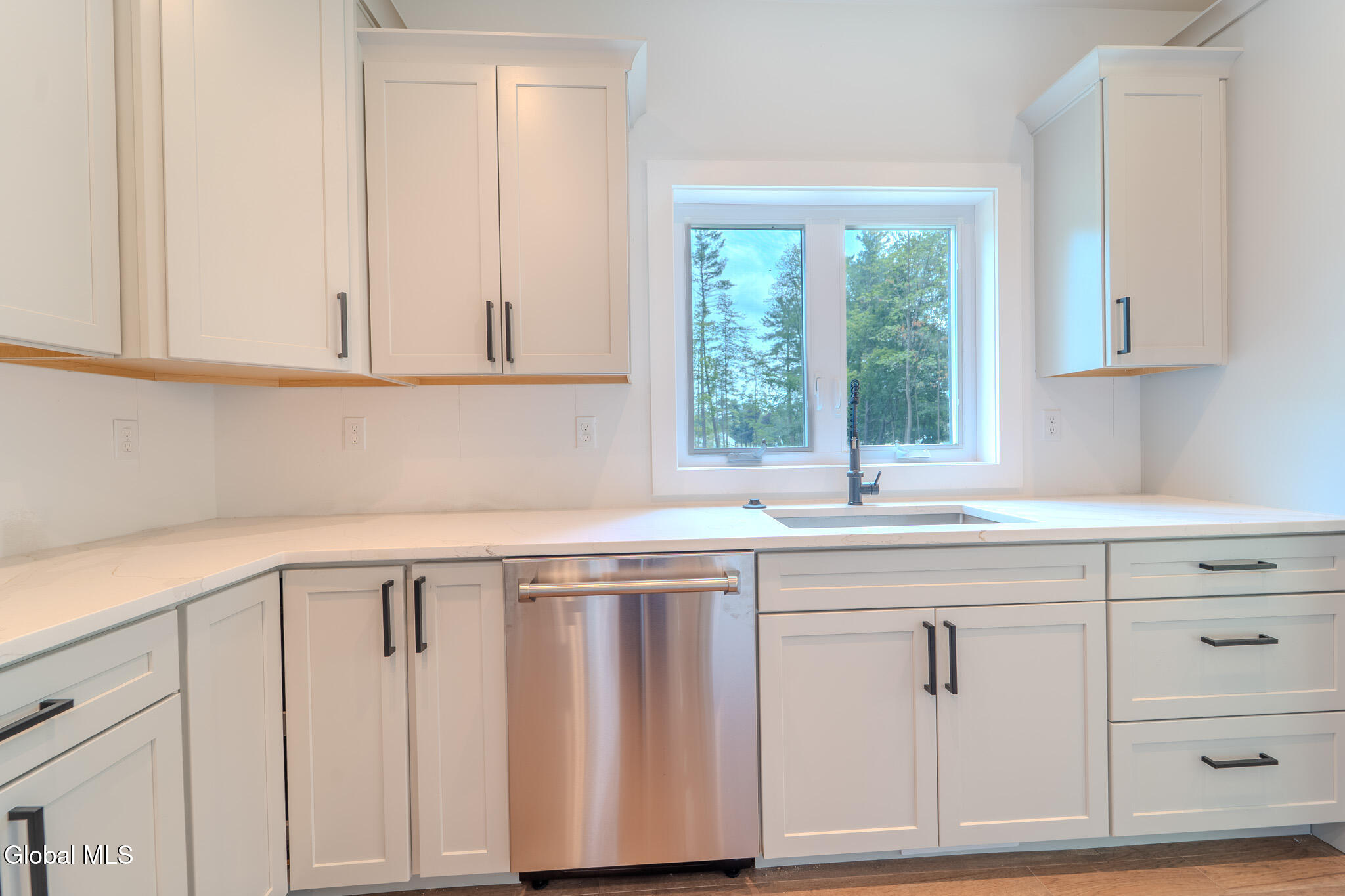 233 Pinewood Avenue Schenectady, NY 12303 - Photo 5 of 50 MIG00742-HDR