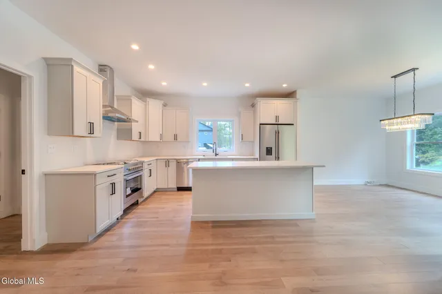 $669,900 | 233 Pinewood Avenue, Guilderland, NY 12303