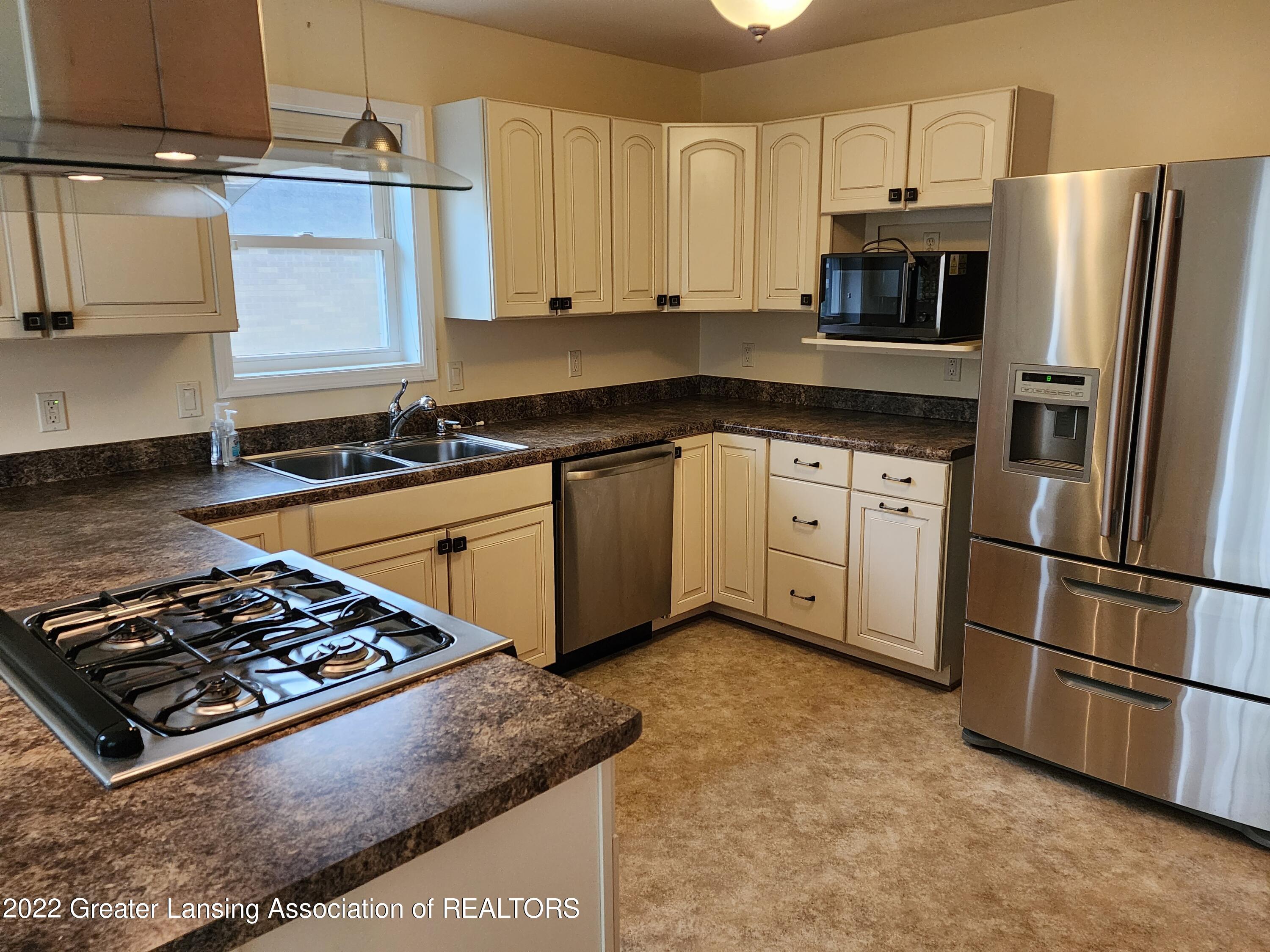 2305 Arlington Road Lansing, MI 48906 - Photo 8 of 30 Gourmet Kitchen