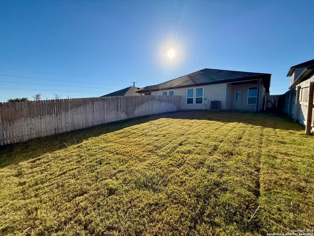 a view of a backyard