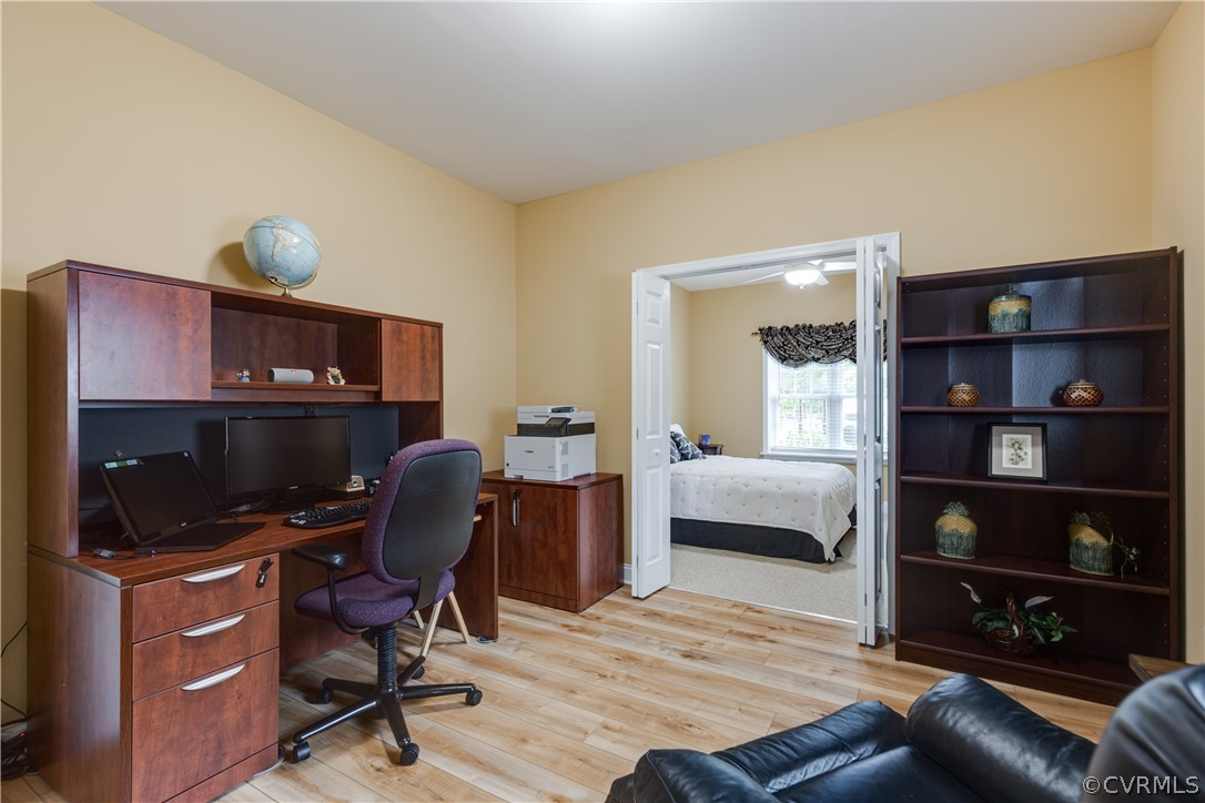 5924 Springmount Road Chesterfield, VA 23832 - Photo 14 of 49 a workspace with furniture and window
