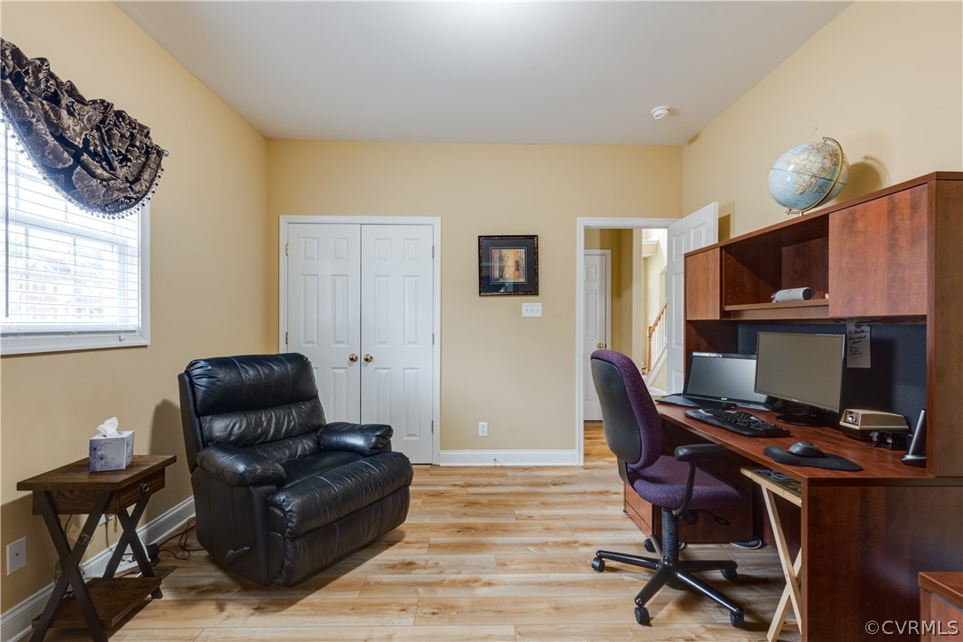5924 Springmount Road Chesterfield, VA 23832 - Photo 15 of 49 a livingroom with workspace and a window