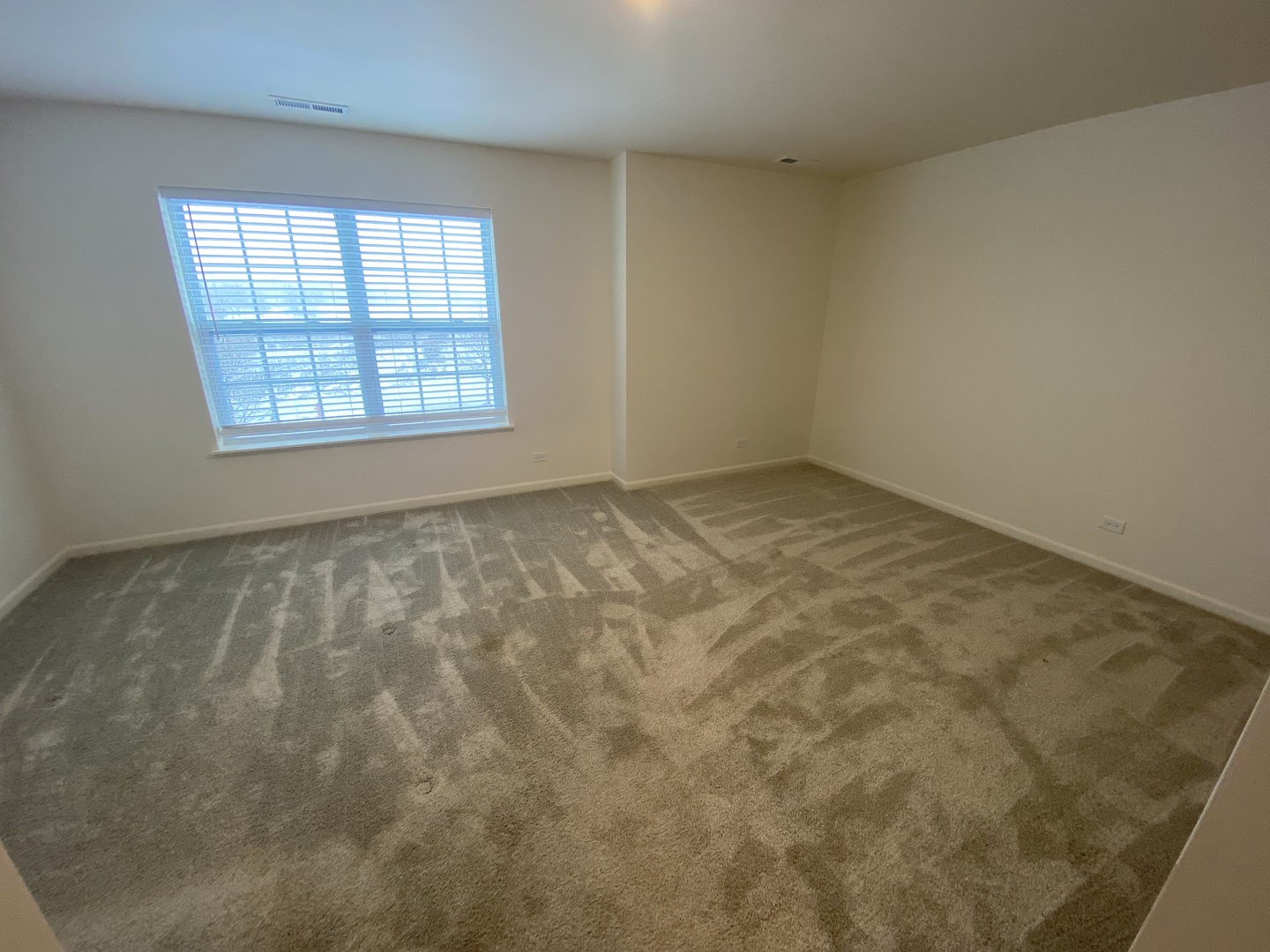 1009 North Draper Road McHenry, IL 60050 - Photo 11 of 20 an empty room with windows