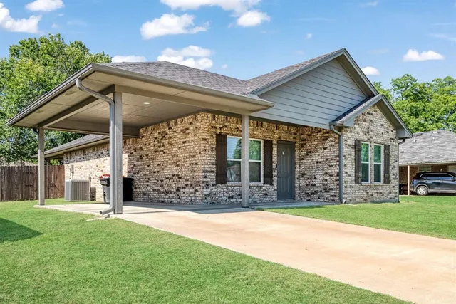 a view of a house with a yard