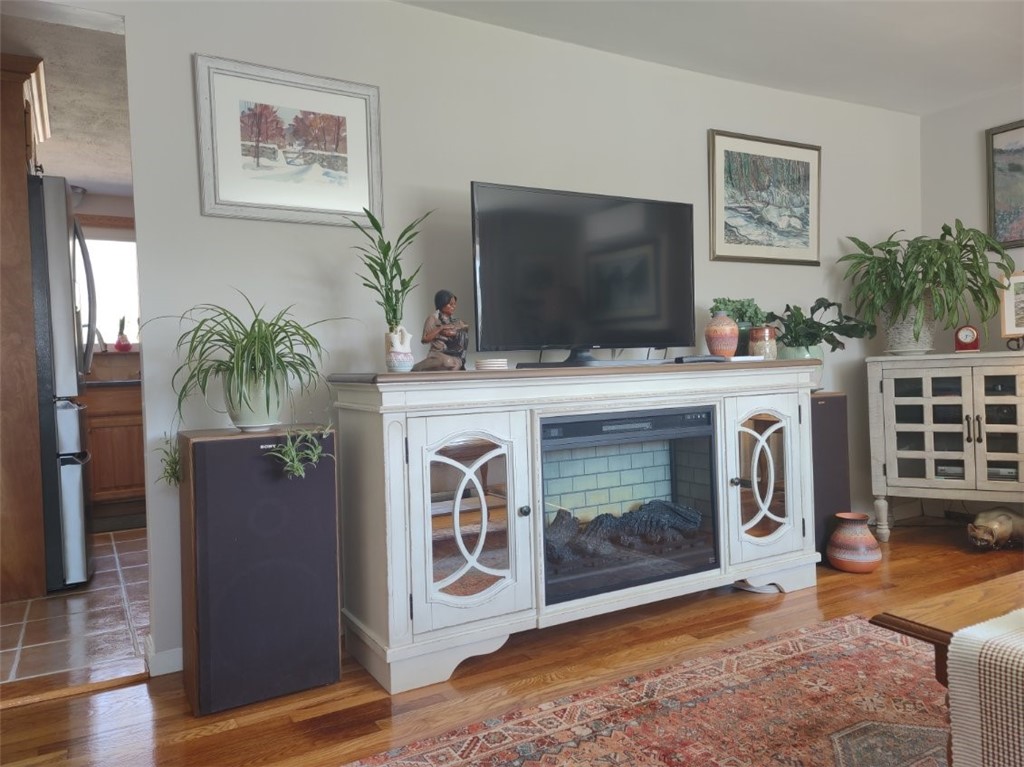 26 Potomac Road Warwick, RI 02888 - Photo 15 of 50 Living Room