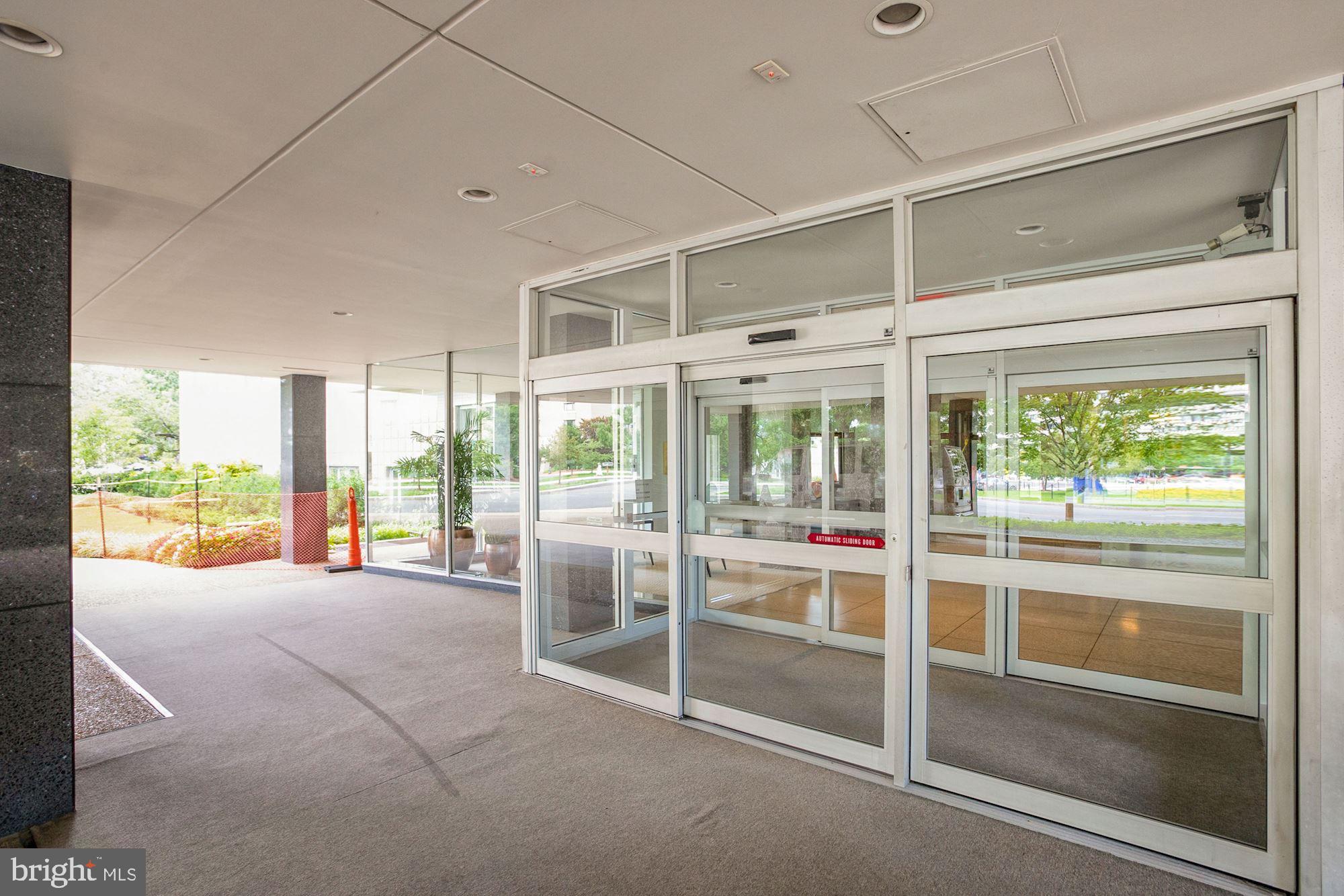 2475 Virginia Avenue Northwest, Unit 621 Washington, DC 20037 - Photo 2 of 49 a room with window