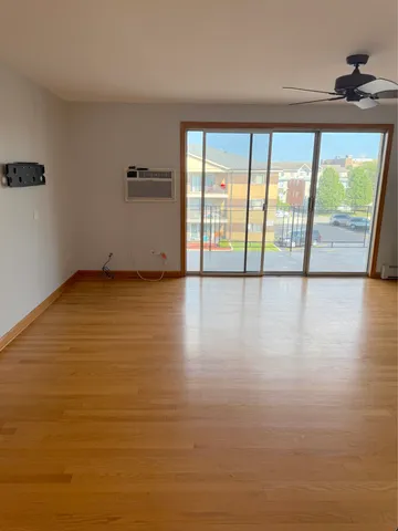 $159,900 | 9407 South Roberts Road, Unit 3SE, Hickory Hills, IL 60457