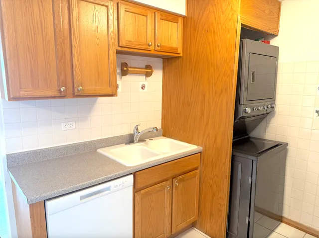 $159,900 | 9407 South Roberts Road, Unit 3SE, Hickory Hills, IL 60457