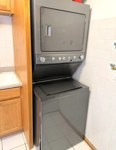 $159,900 | 9407 South Roberts Road, Unit 3SE, Hickory Hills, IL 60457