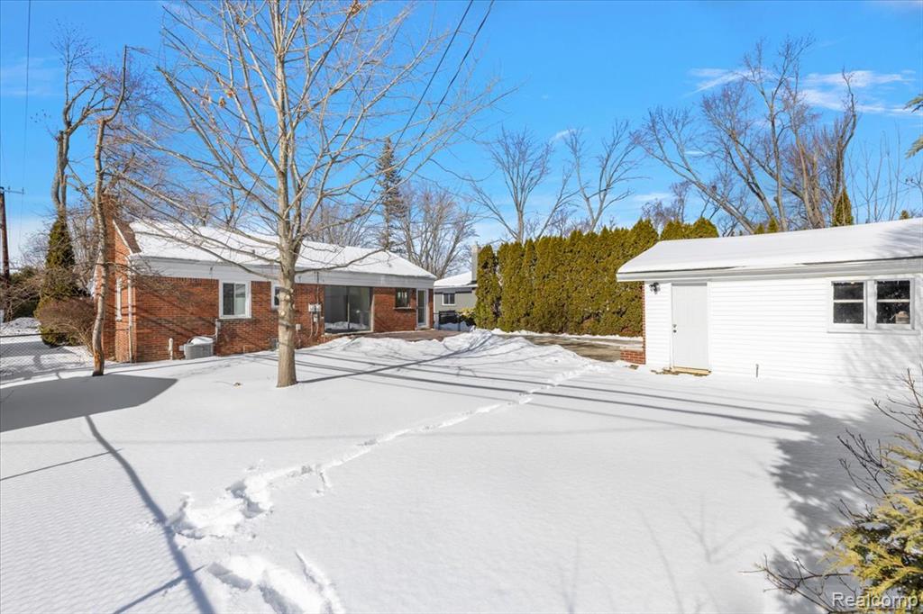 31060 East Rutland Street Beverly Hills, MI 48025 - Photo 32 of 37