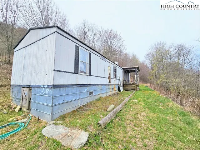 a view of a house with backyard