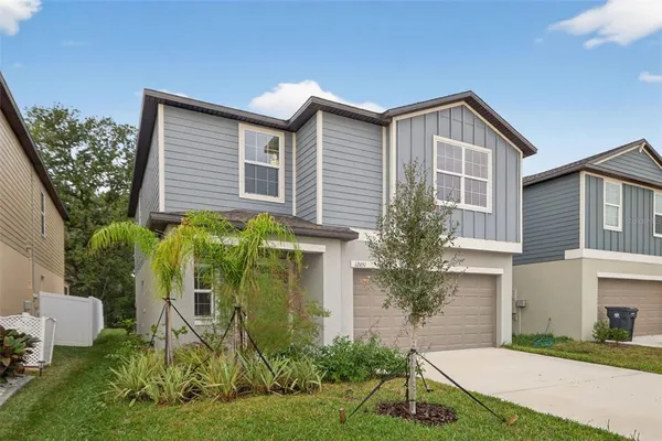 a view of a house with backyard