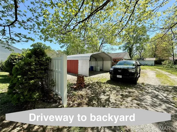 $185,000 | 310 West Spring Street, Staunton, IL 62088