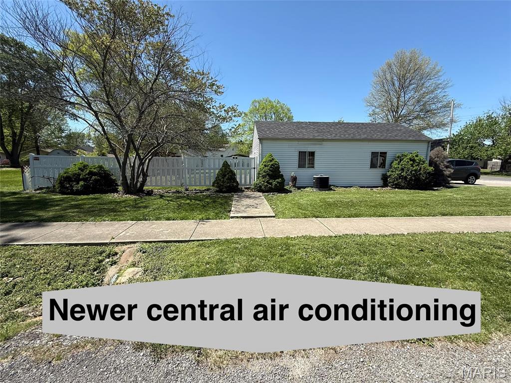 310 West Spring Street Staunton, IL 62088 - Photo 2 of 56