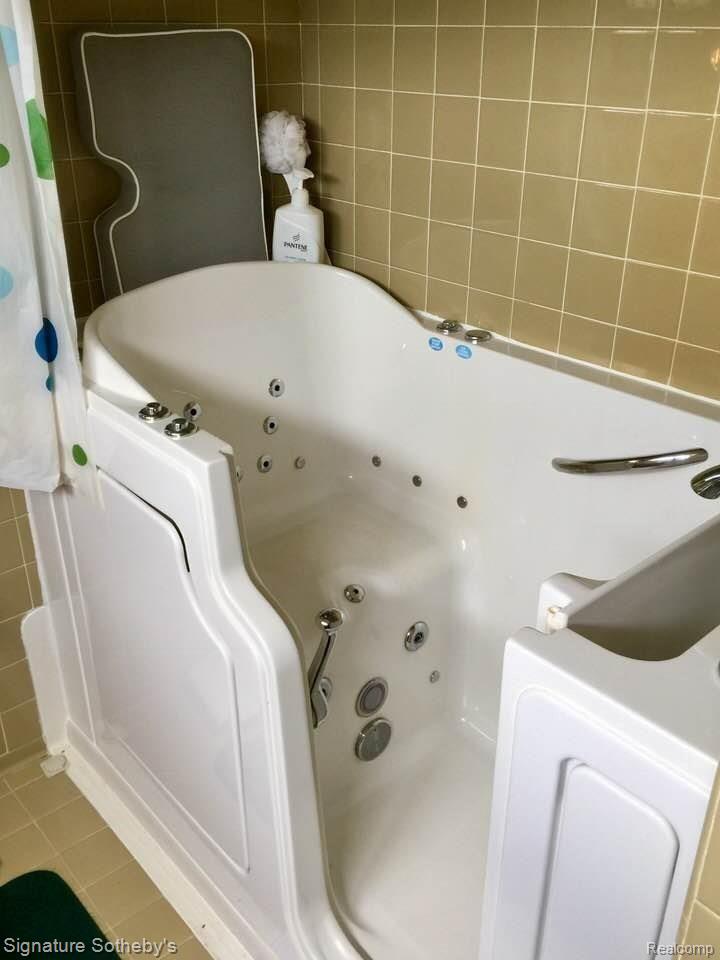 14523 South Duffield Road Byron, MI 48418 - Photo 12 of 26 As new walk in jetted tub!