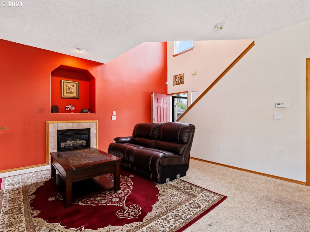 673 Northeast Anderson Road Gresham, OR 97030 - Photo 4 of 28 Gallery Image 4