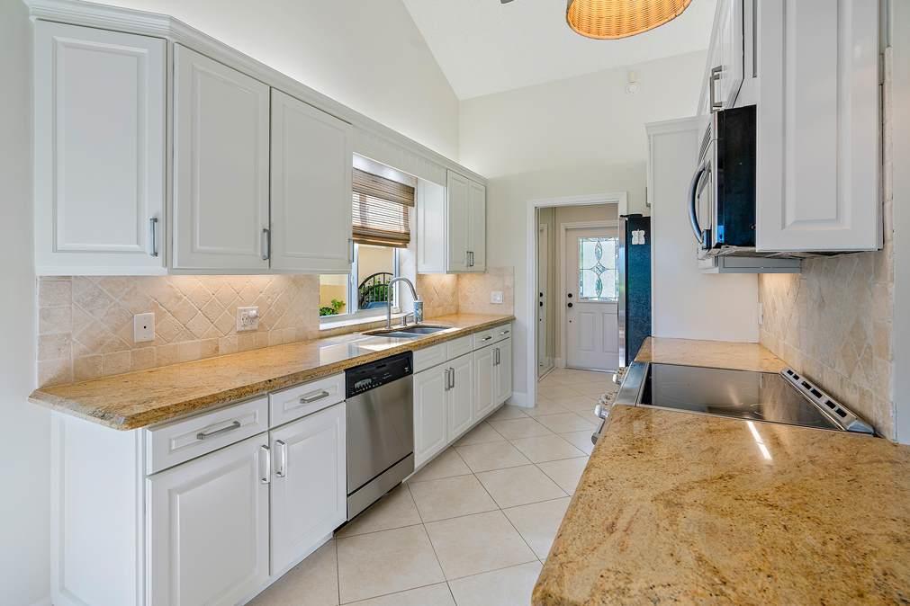 335 Ridge Road Jupiter, FL 33477 - Photo 8 of 26 335 Ridge Rd-25