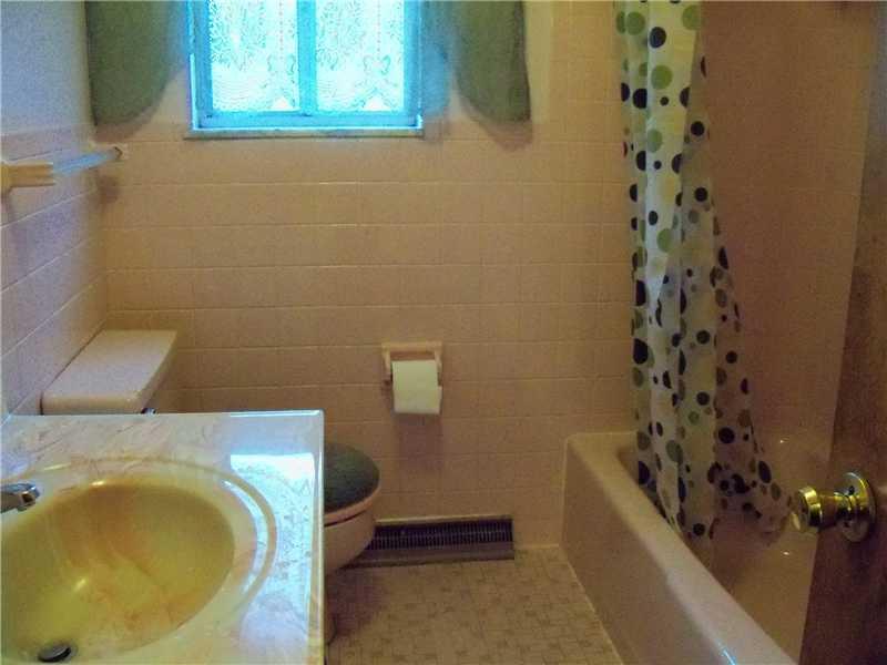 1 Lar Rita Lane McKees Rocks, PA 15136 - Photo 9 of 14 Master Bath/Spa.