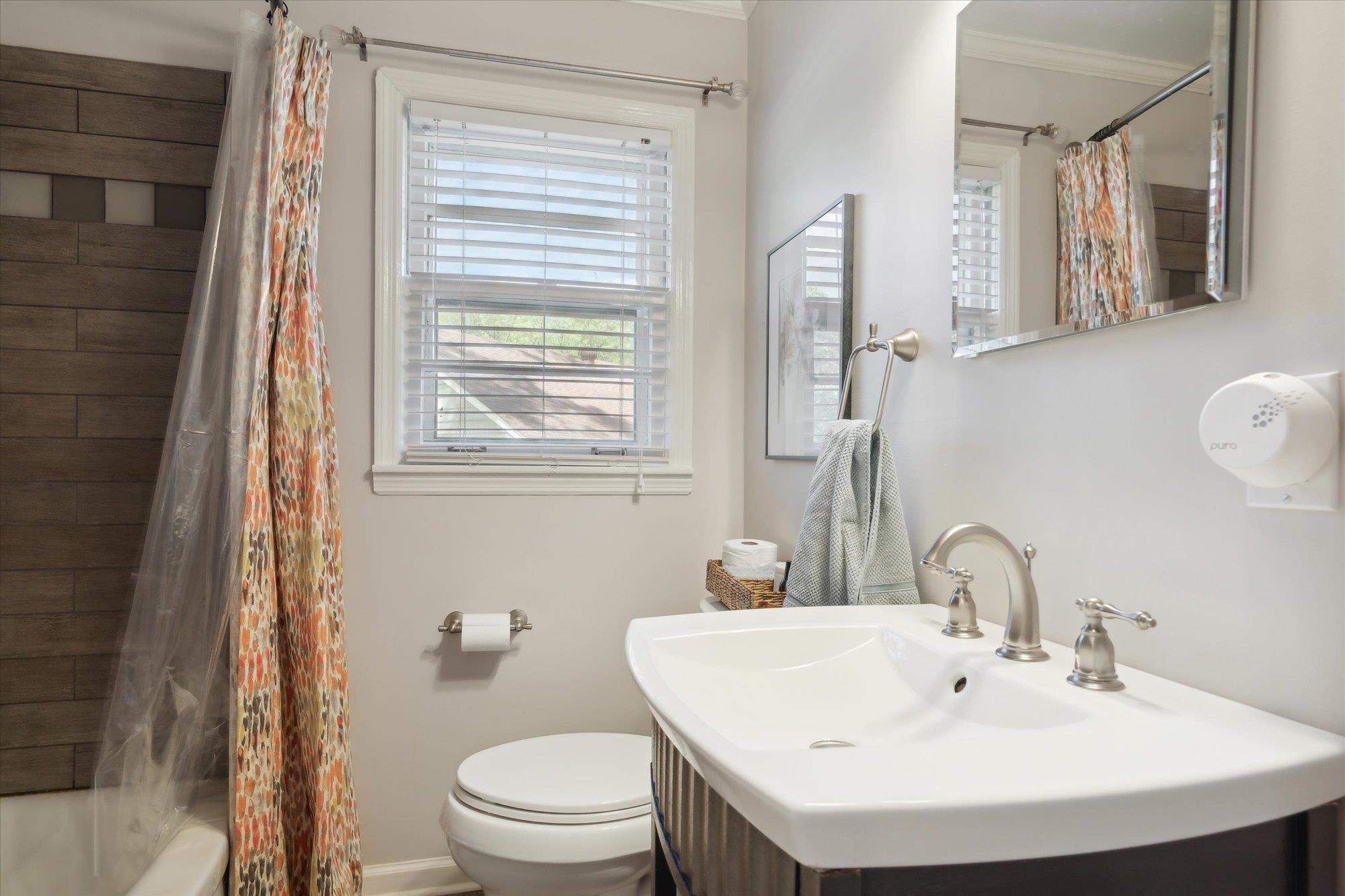 336 McElroy Road Memphis, TN 38120 - Photo 14 of 26 Full bathroom featuring ornamental molding, sink, toilet, and shower / bathtub combination with curtain