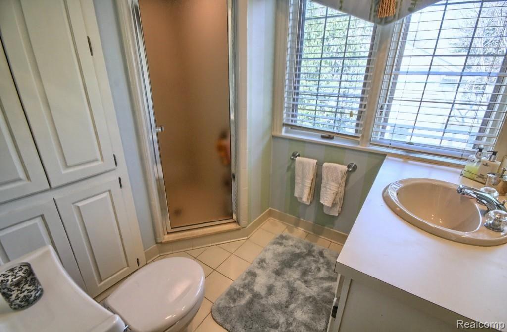 333 Washington Road Grosse Pointe, MI 48230 - Photo 16 of 34 Bathroom.jpg