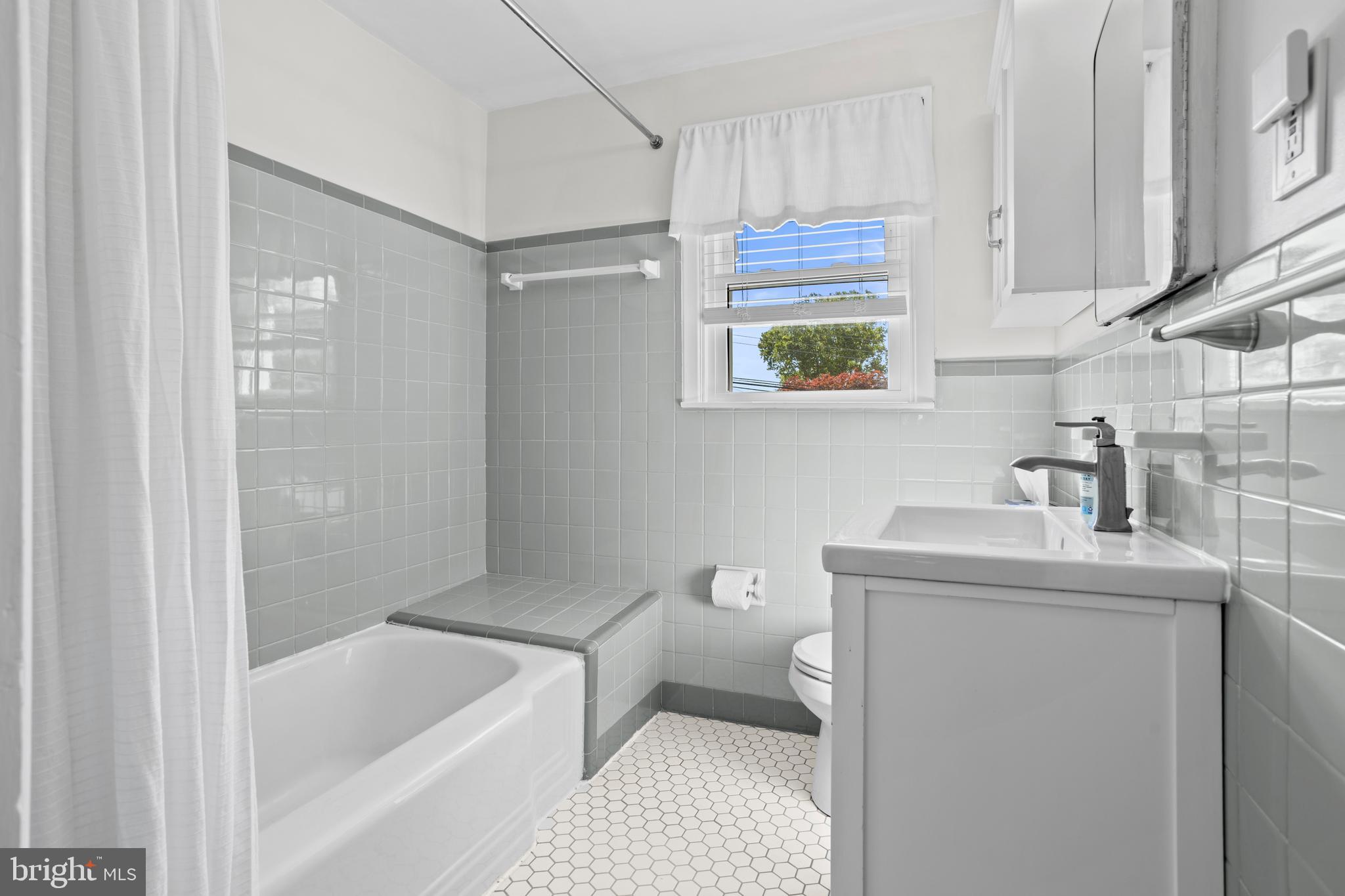 105 Longview Drive Springfield, PA 19064 - Photo 21 of 33 a bathroom with a sink a toilet and bathtub