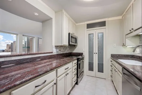 $3,000 | 111 East Chestnut Street, Unit 22H, Chicago, IL 60611