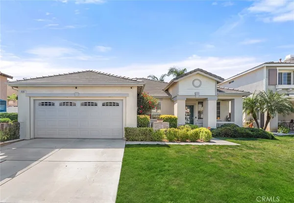 a front view of house with yard