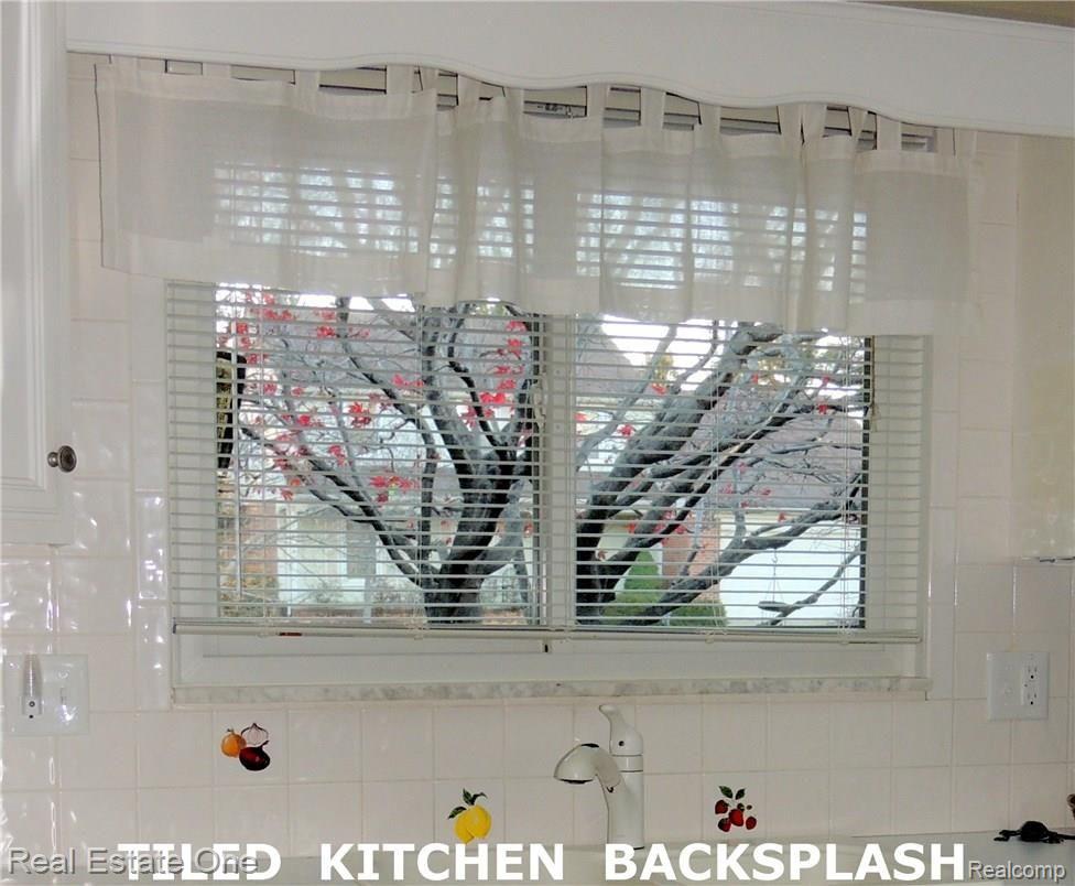 767 Baylor Road Rochester, MI 48309 - Photo 9 of 22 DSCN6048.JPG--tILED KITCHEN BACKSPLASH