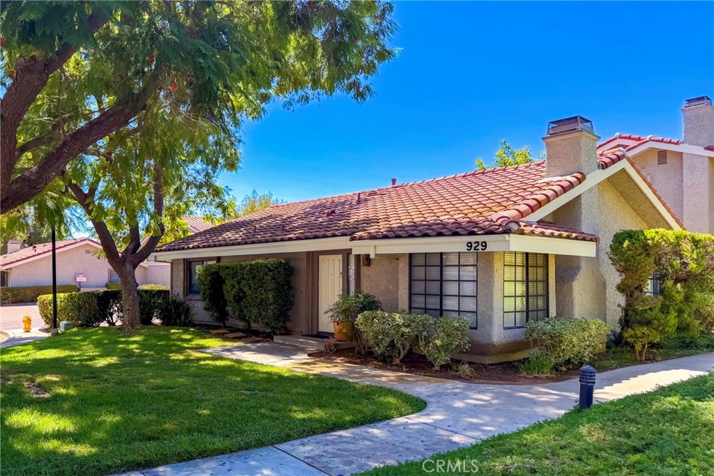 929 Thistlegate Road Oak Park, CA 91377 - Photo 2 of 27 Gallery Image 2
