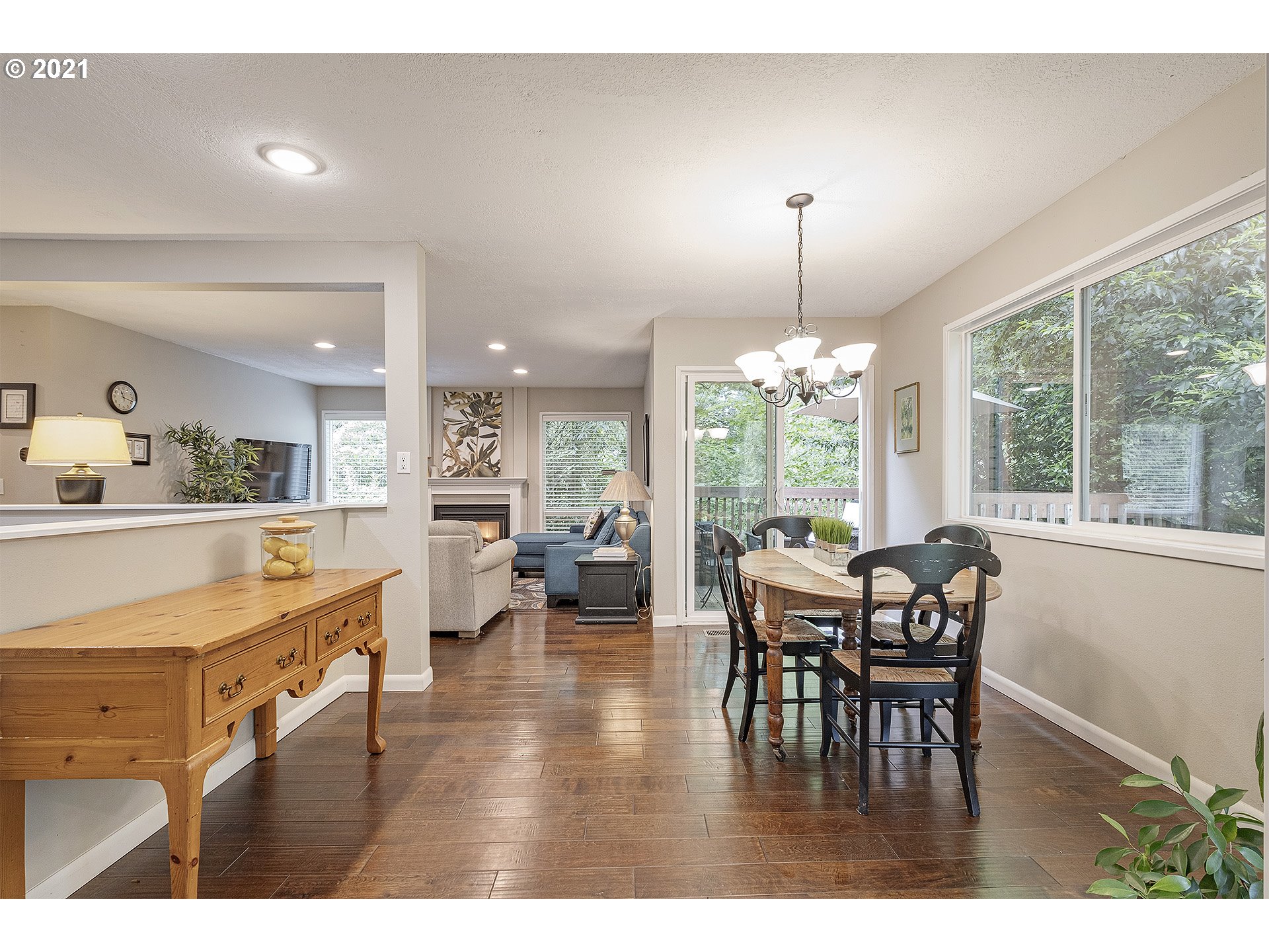 9706 Southwest Quail Post Road Portland, OR 97219 - Photo 11 of 31 Gallery Image 11