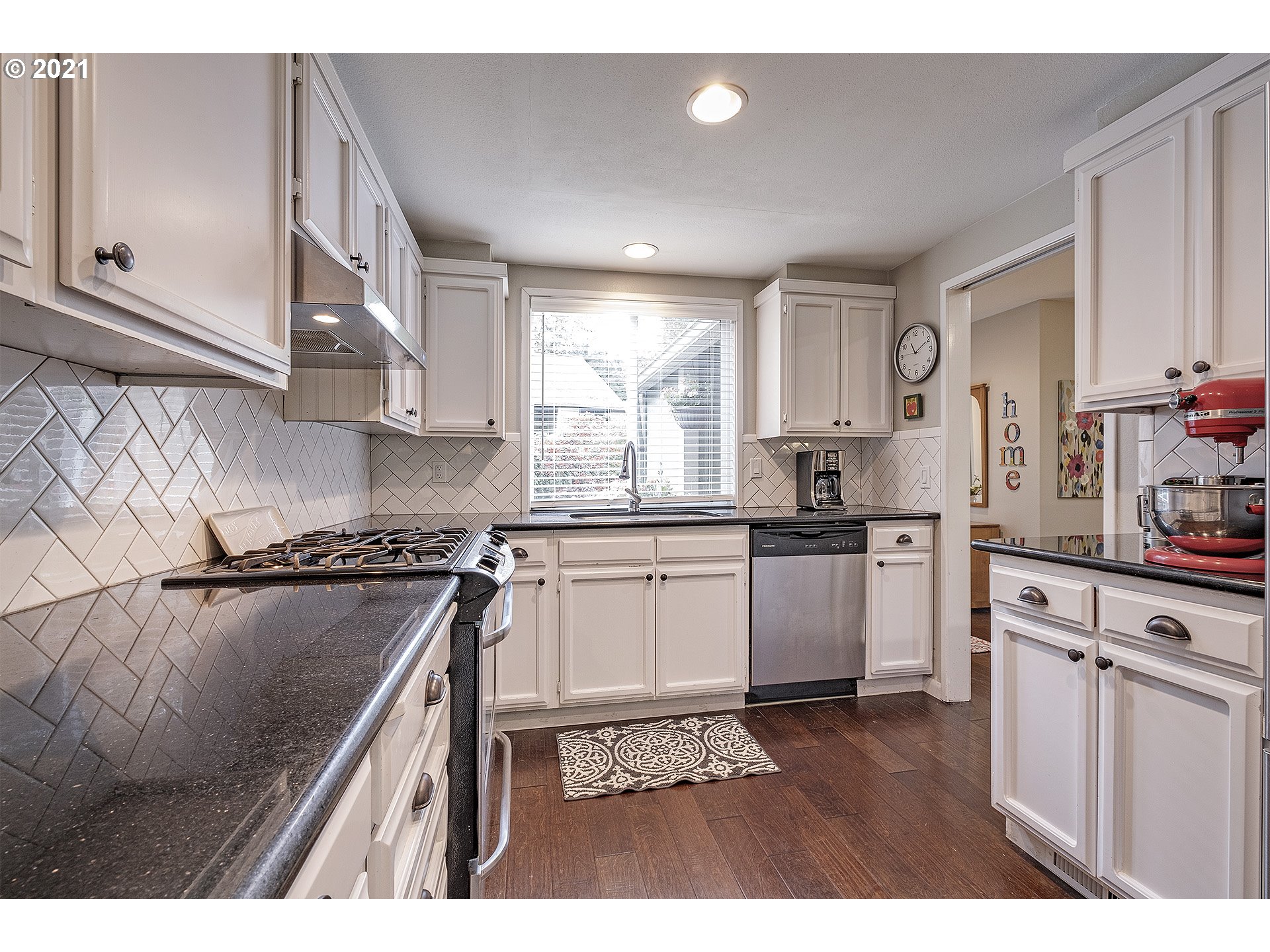 9706 Southwest Quail Post Road Portland, OR 97219 - Photo 14 of 31 Gallery Image 14