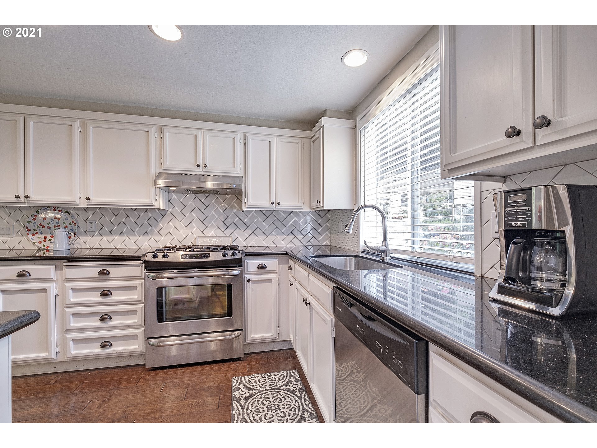 9706 Southwest Quail Post Road Portland, OR 97219 - Photo 16 of 31 Gallery Image 16
