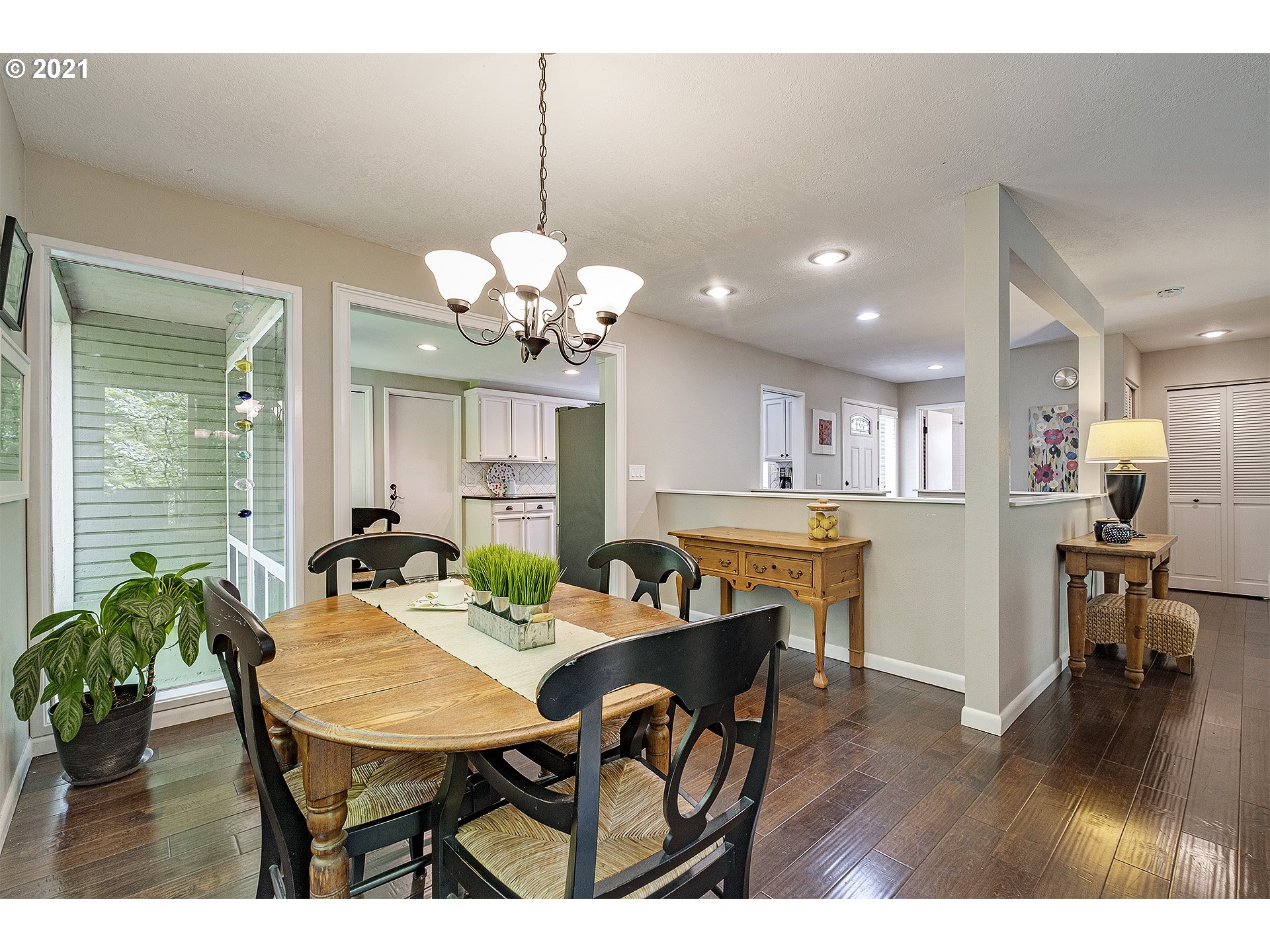 9706 Southwest Quail Post Road Portland, OR 97219 - Photo 9 of 31 Gallery Image 9