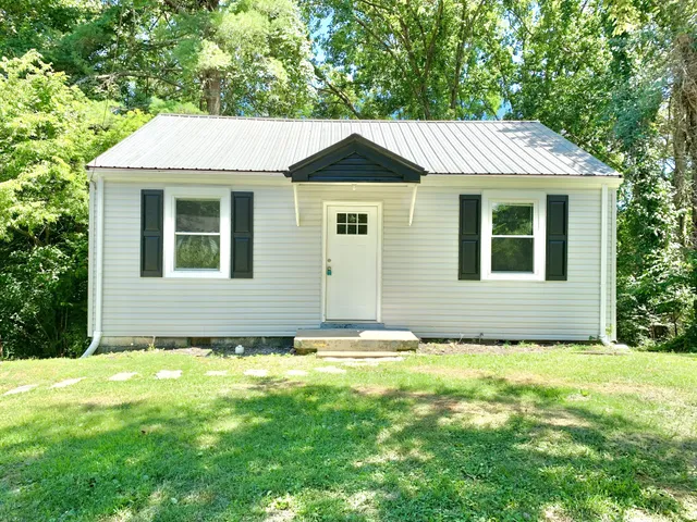 a view of front of house with entertaining space