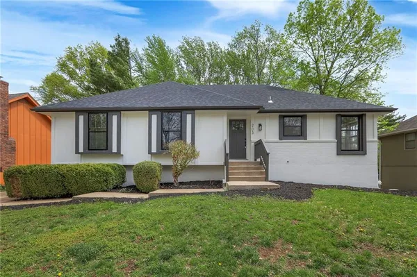 $359,900 | 203 Northeast Crescent Street, Lee's Summit, MO 64086