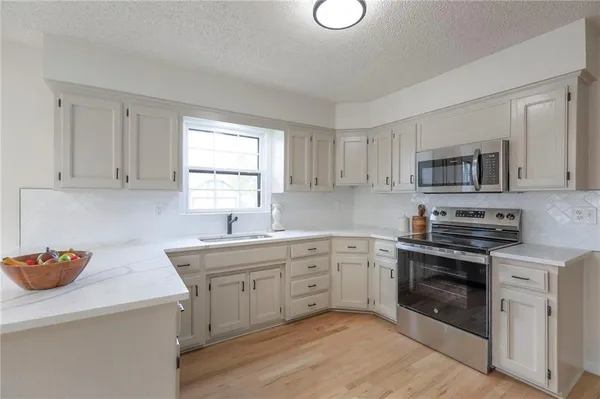 $359,900 | 203 Northeast Crescent Street, Lee's Summit, MO 64086