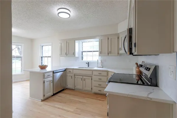 $359,900 | 203 Northeast Crescent Street, Lee's Summit, MO 64086