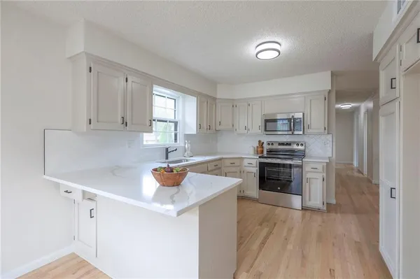 $359,900 | 203 Northeast Crescent Street, Lee's Summit, MO 64086