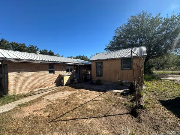 a view of a house with backyard