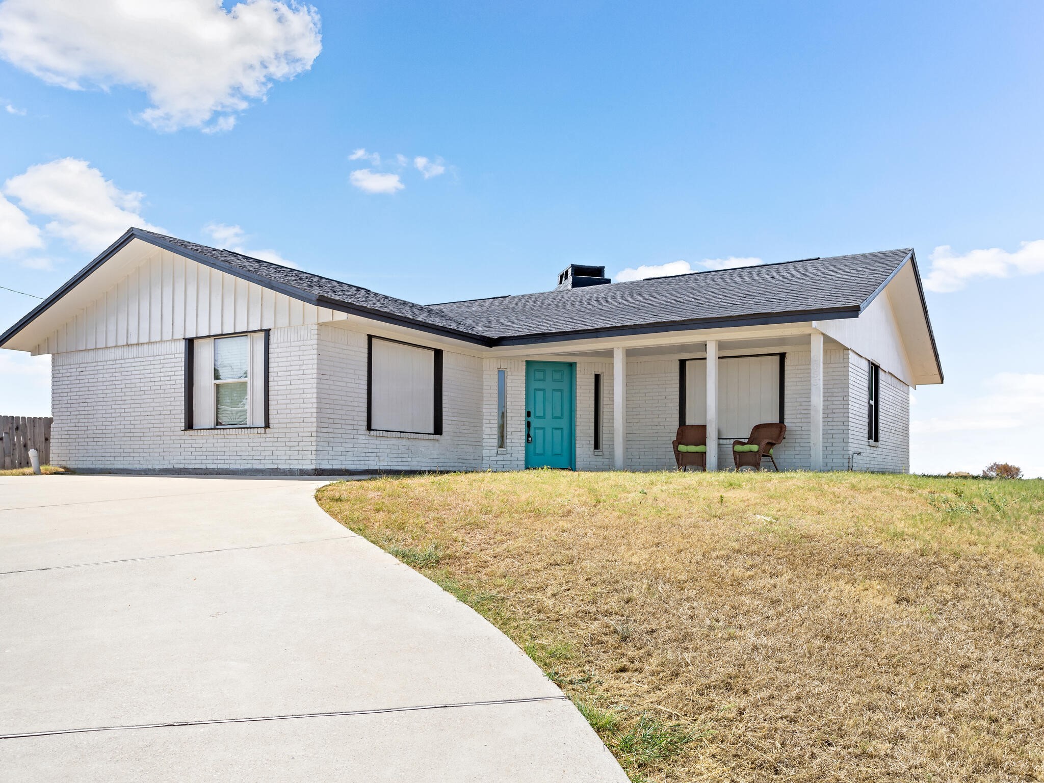 a view of an house with backyard