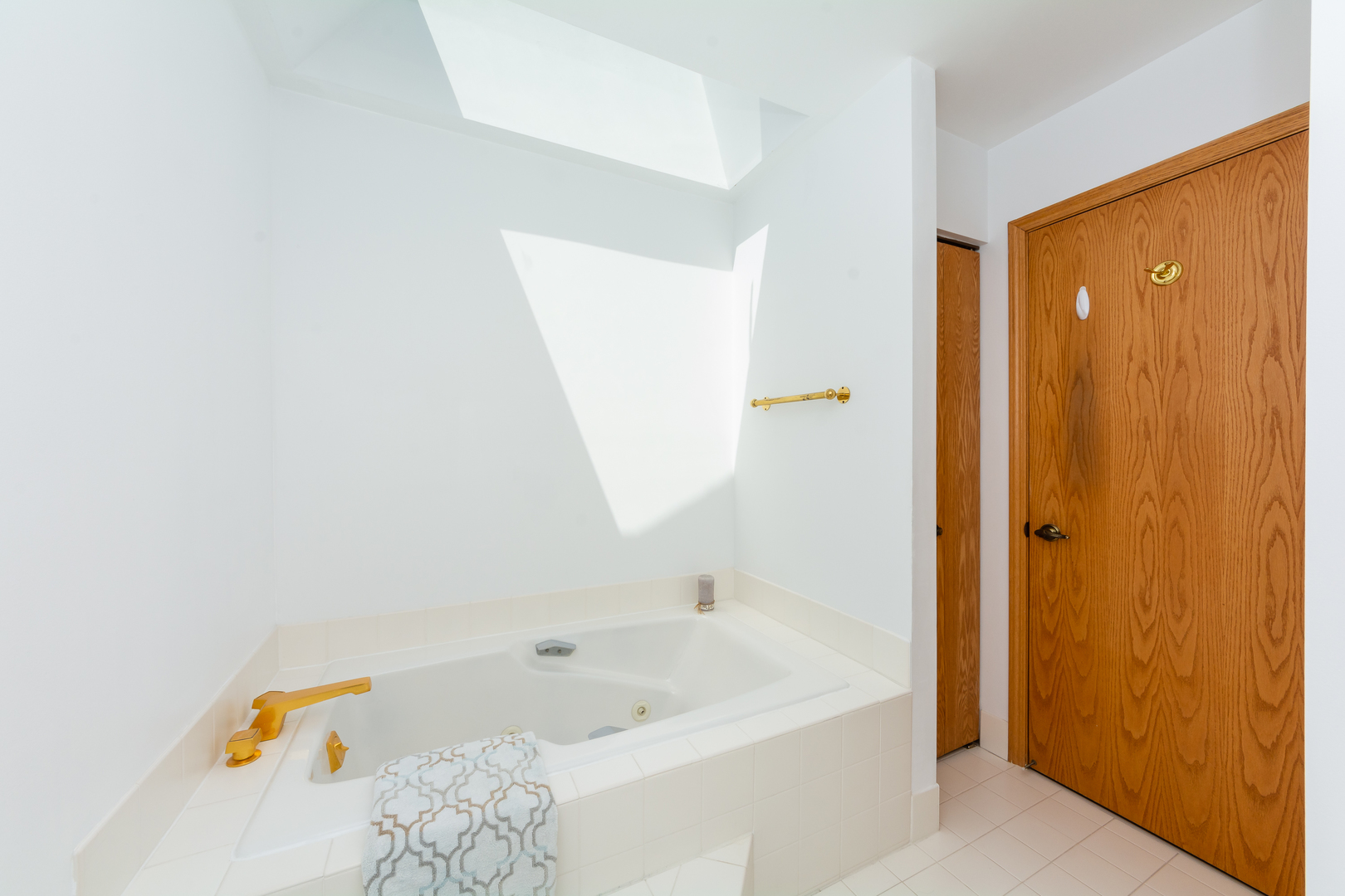 4510 Deer Trail Northbrook, IL 60062 - Photo 30 of 44 a bathroom with a bathtub and shower