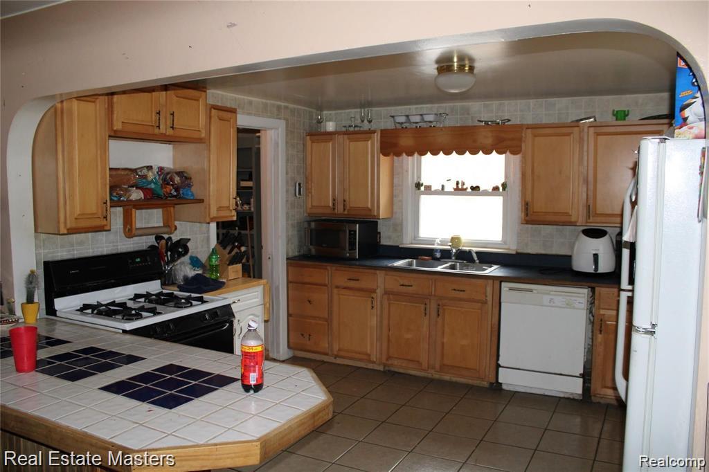 4265 Pine Grove Avenue Fort Gratiot, MI 48059 - Photo 8 of 11