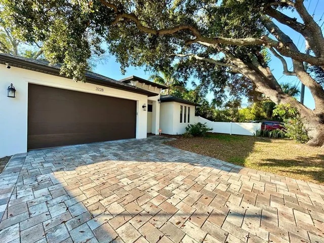 a view of backyard of the house