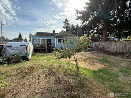 a view of backyard of house