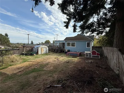 a view of a house with backyard and garden