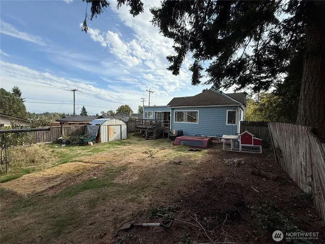 a view of a house with backyard and garden