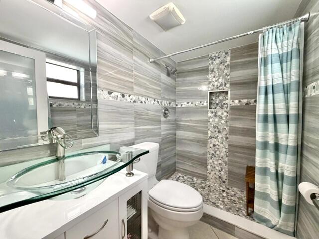 22148 Palms Way, Unit 101 Boca Raton, FL 33433 - Photo 21 of 41 Spa feel bath