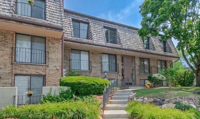 $2,200 | 1721 Northfield Square, Unit B, Northfield, IL 60093